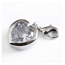Geschenkidee zum Valentinstag: Herz-Charm-Anhänger