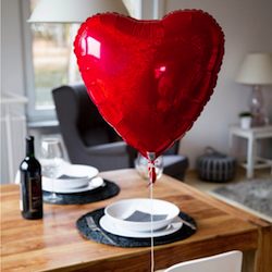 Geschenkidee zum Valentinstag: Befüllter Herzluftballon im Karton