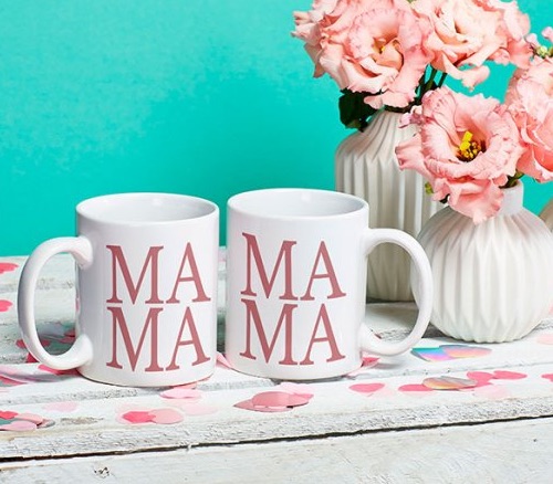 Minimalistische Tasse mit zartrosa Schriftzug MAMA (beidseitig bedruckt)