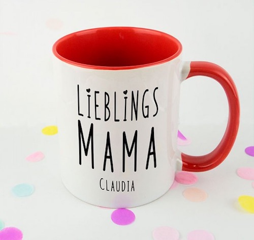 Personalisierbare weiße Tasse mit rotem Henkel und Innenseite bedruckt mit dem schwarzen Schriftzug Lieblingsmama + Name