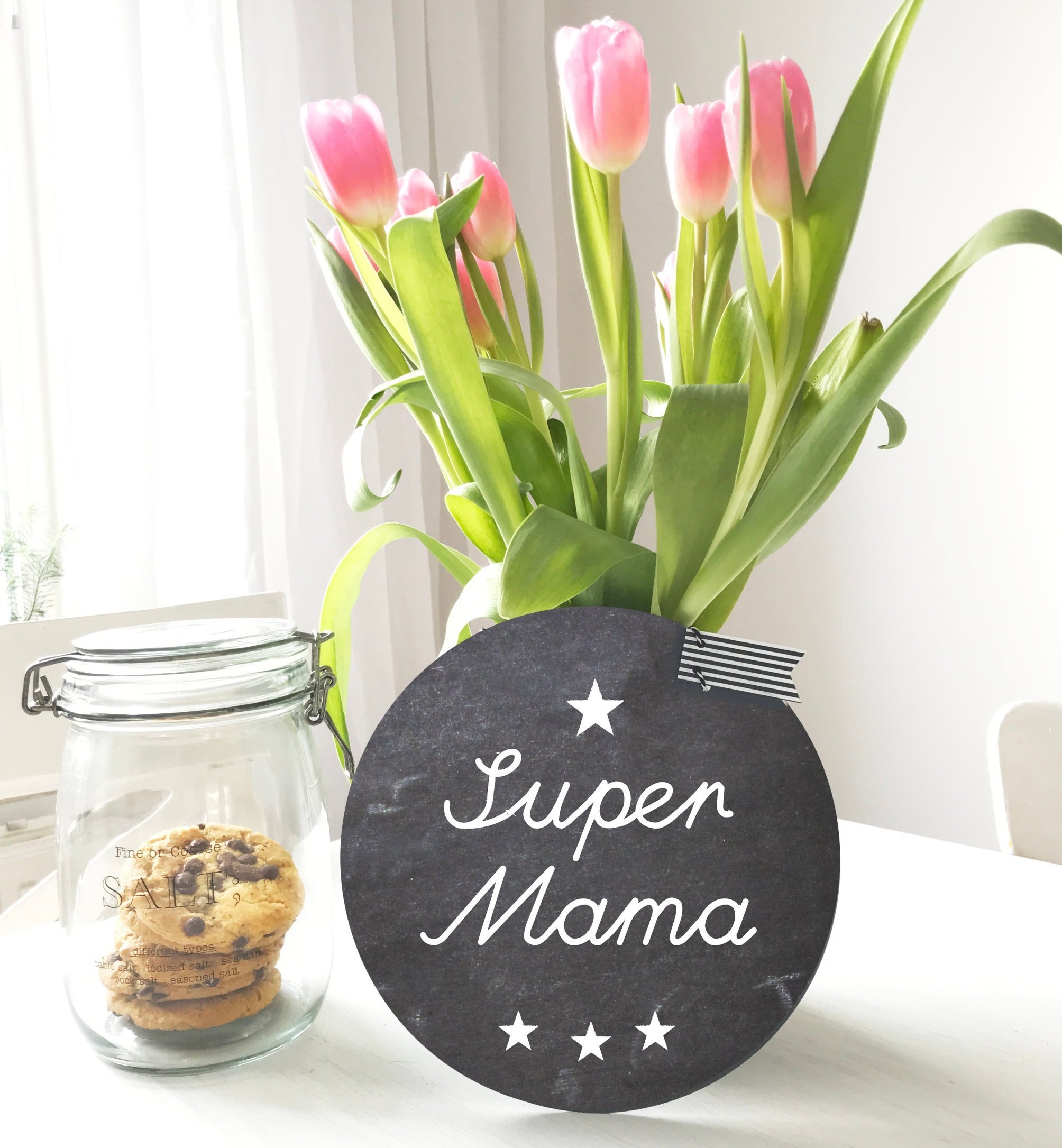 Rundes Schild im Tafellook mit dem Aufdruck "Super Mama"