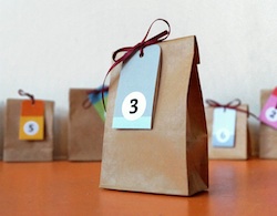 Papiertüten mit Zahlenanhänger für einen selbstgemachten Adventskalender