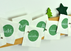 Adventskalenderleiste: magnetische Holzleiste für 24 Umschläge
