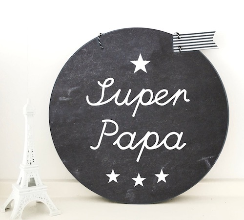 Rundes Schild im schwarzen Tafellook mit weißer Aufschrift "Super Papa"