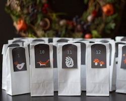 Schmuck Adventskalender mit handgemachten Schmuckstücken von Fräulein Sommer